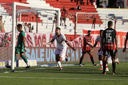 Moya festeja el único tanto para el triunfo de Huracán