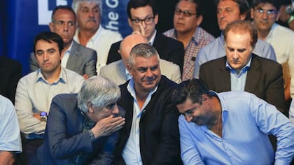 Moyano, Tapia y Angelici, en una cumbre de la AFA