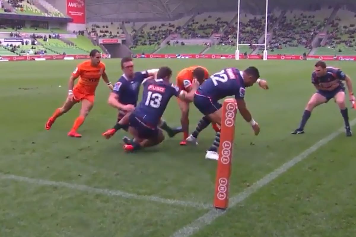 Moyano, ante tres marcas; el wing marcó el segundo try de Jaguares