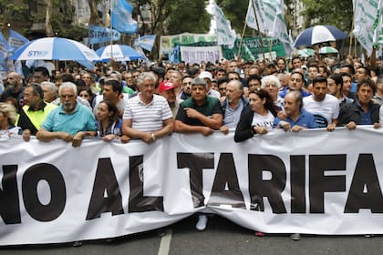 Moyano (Camioneros) y Yasky (CTA) en la cabecera de la manifestación, que culminó frente al Congreso