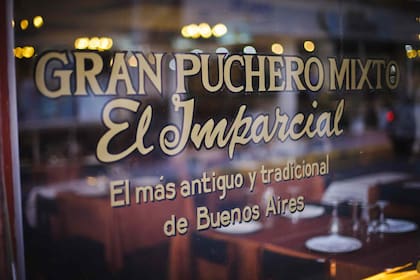 Mozos históricos y un ambiente de larga data son el marco para una cocina de excelencia en El Imparcial