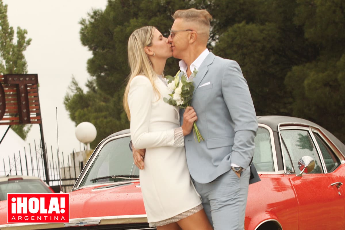 Mr y Mrs Fantino se besan tras la ceremonia civil. Atrás, la coupé Chevrolet SS 250 modelo 1972 con la que llegaron al lugar de la fiesta.