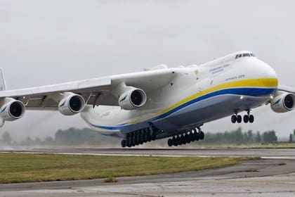 "Mriya", el avión más grande del mundo, fue destruido en una base aérea por los ataques rusos en Ucrania (Foto: Twitter)