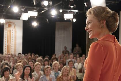 Cate Blanchett como Phyllis Schafly, líder del movimiento que buscaba impedir la ratificación de una enmienda constitucional que impedía la discriminación por género en los Estados Unidos; las "batallas culturales" de los años 70 son el centro de Mrs America, que también propone un reflejo