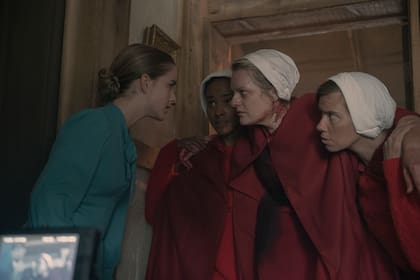 Mrs. Keyes (McKenna Grace) y June (Elisabeth Moss) en la frontera de Gilead con Canadá