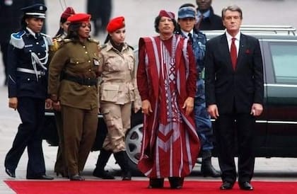 Muammar Gaddafi con su cuerpo de guardaespaldas y soldados mujeres