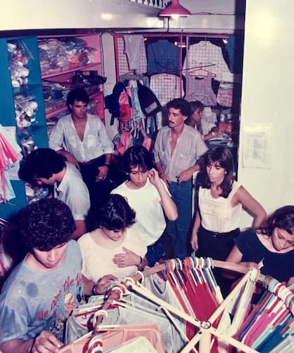 Mucha afluencia de gente en el primer local de Sun Surf. En esa época, "Jurabildo" era una de las esquinas calientes de la moda. Muchos jóvenes de la ciudad y del conurbano se acercaban hacia allí para conocer las nuevas modas.