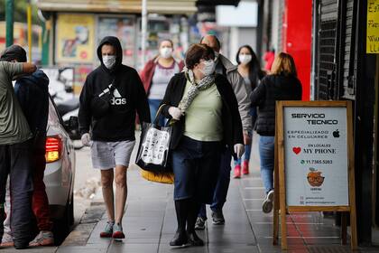 Mucha afluencia de peatones en la zona comercial del barrio de Belgrano