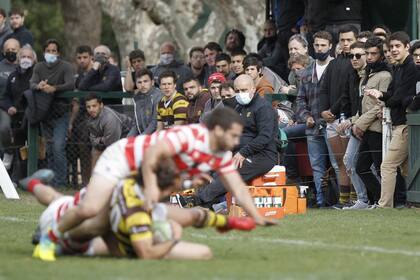 Mucha concurrencia en poco espacio y barbijos mal puestos o directamente ausentes en Belgrano vs. Alumni.