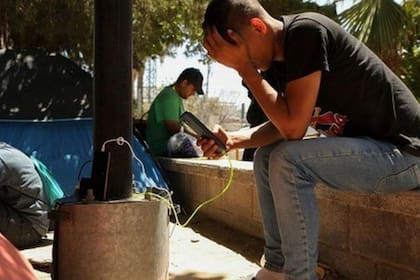 Mucha de la información que reciben los migrantes llega a través de las redes sociales