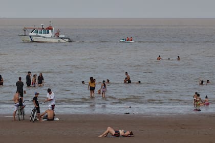 Mucha gente se acercó a la costa de Vicente López esta tarde para mitigar el calor de la semana; muchos se animan a meterse en el río aunque no está permitido