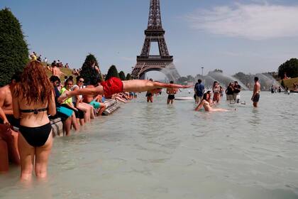 Mucha gente se zambulló ayer en las aguas de la fuente del Trocadero, en París