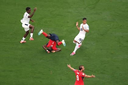 Mucha lucha, poco fútbol: Bukayo Saka, dado vuelta sobre el césped (Photo by AL BELLO / GETTY IMAGES NORTH AMERICA / Getty Images via AFP)