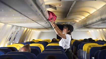 Muchas aerolíneas garantizan que los menores de 13 años se sienten junto a un adulto de la familia sin costo extra