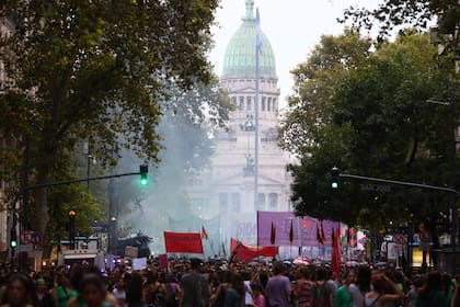 Muchas banderas de organizaciones sociales presentes en la marcha