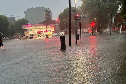 Muchas calles terminaron inundadas en Parque Patricios por el fuerte temporal