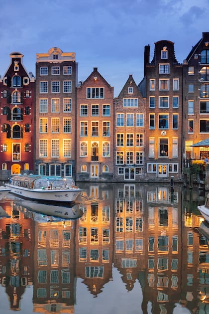 Muchas casas en Ámsterdam muestran también algo de inclinación hacia adelante, además de contar con un gancho en la parte superior. Esta diferencia y el gancho tienen una utilidad muy práctica. Se trata de una forma de facilitar la subida de mercancías mediante un sistema de poleas.