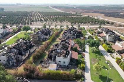 Muchas casas en Be'eri fueron quemadas y destruidas