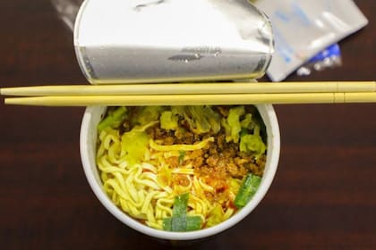 Muchas de estas sopas vienen con alto contenido de carbohidratos, sal y grasas, pero poco de proteínas y vegetales