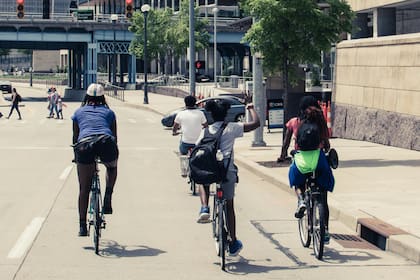 Muchas de las ciudades de EE.UU. han invertido grandes sumas de dinero para la seguridad de ciclistas y peatones (Pexels/Ahshea1Media)