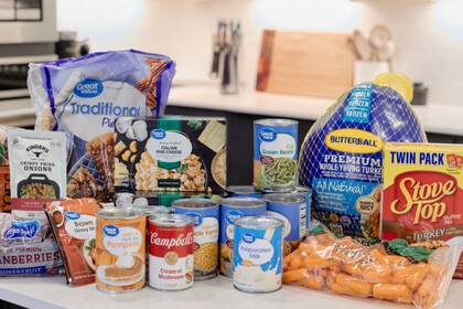 Muchas de las tiendas que cierran para Thanksgiving ofrecen un menú con antelación para la fecha (Captura/Walmart)