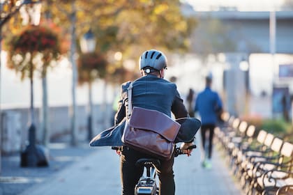 Muchas de las víctimas son niños y adolescentes que reciben e-bikes como regalos de cumpleaños; la norma en la ciudad de Florida incluiría la obligación de usar casco a los menores de 18 años