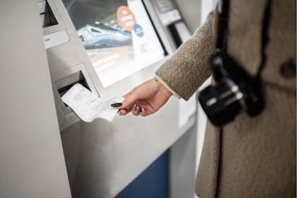 Muchas estafas se cometen por la información que desechan las personas en el recibo que emite el cajero automático