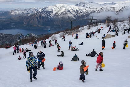 Muchas familias disfrutaron de la nieve en el cerro Catedral