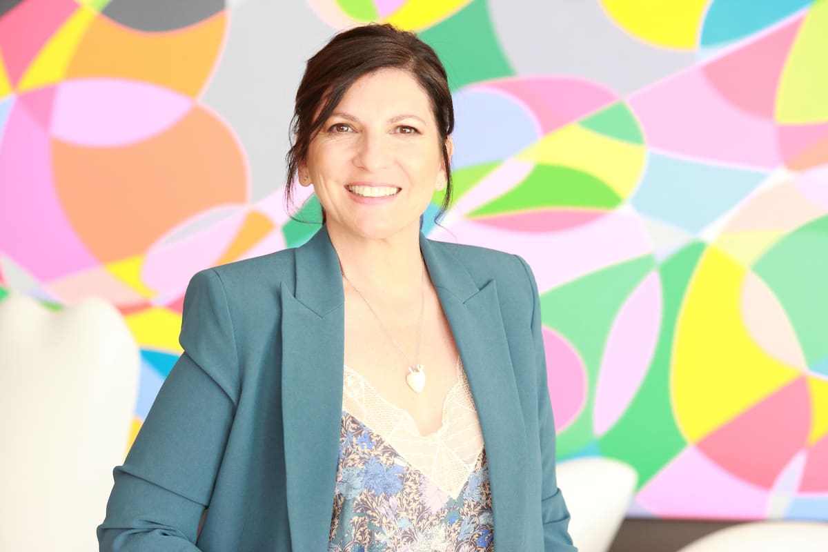 "Muchas galerías vendiendo, más artistas que puedan vivir de su trabajo, tener un mercado potente", es el sueño de Andreani. En la foto, con obra de Gachi Hasper