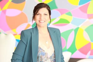 "Muchas galerías vendiendo, más artistas que puedan vivir de su trabajo, tener un mercado potente", es el sueño de Andreani. En la foto, con obra de Gachi Hasper