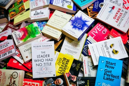 Muchas madres aman los libros y los consideran un excelente regalo en su día, pero siempre es bueno asegurarse de que sea una lectura de su preferencia, para no dar mensajes equivocados