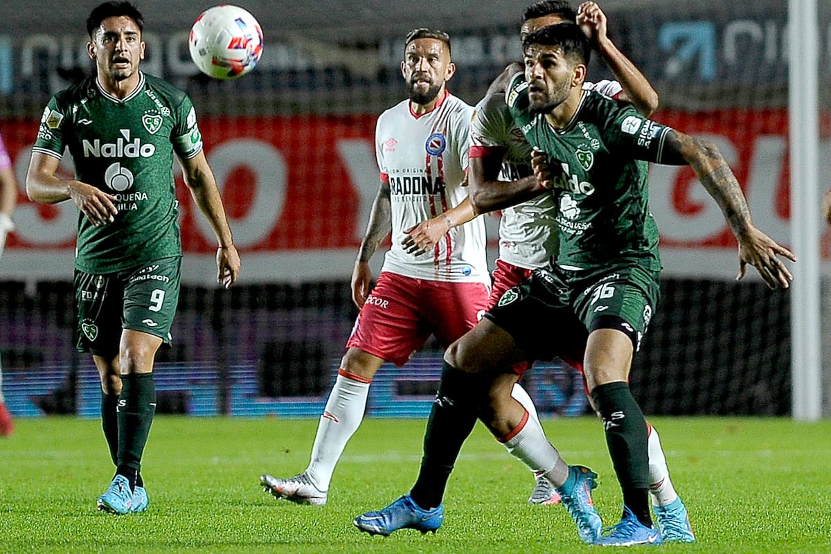 Muchas miradas sobre la pelota; Sarmiento y el Bicho, 0-0 en La Paternal