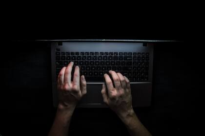 Muchas organizaciones criminales funcionan como empresas y se sirven de las criptomonedas para recaudar y mover dinero, un recurso que les facilita monetizar el crimen