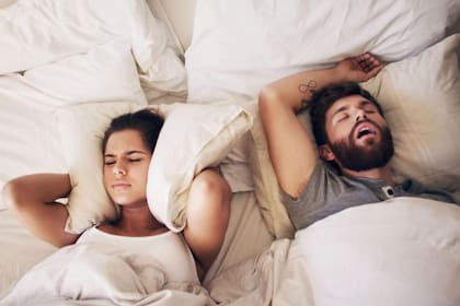 Muchas parejas deciden dormir en piezas separadas cuando uno de ellos ronca muy fuerte.