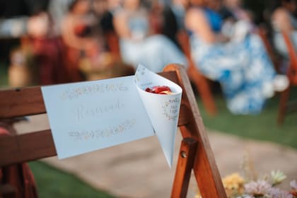 Muchas parejas dejan un asiento vacío en su boda como un homenaje simbólico para recordar a un ser querido que ya falleció