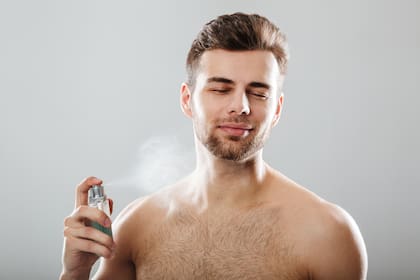 Muchas personas eligen llevar el mismo perfume todos los días (Foto: Freepik)