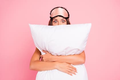 Muchas personas le atribuyen beneficios a dormir con vendas bucales estimando que no solo les mejora la respiración sino que también les brinda calidad en el descanso