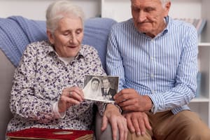 Los psicólogos coinciden: cuando las personas mayores de 70 empiezan a regalar sus cosas buscan distribuir pruebas de su vida