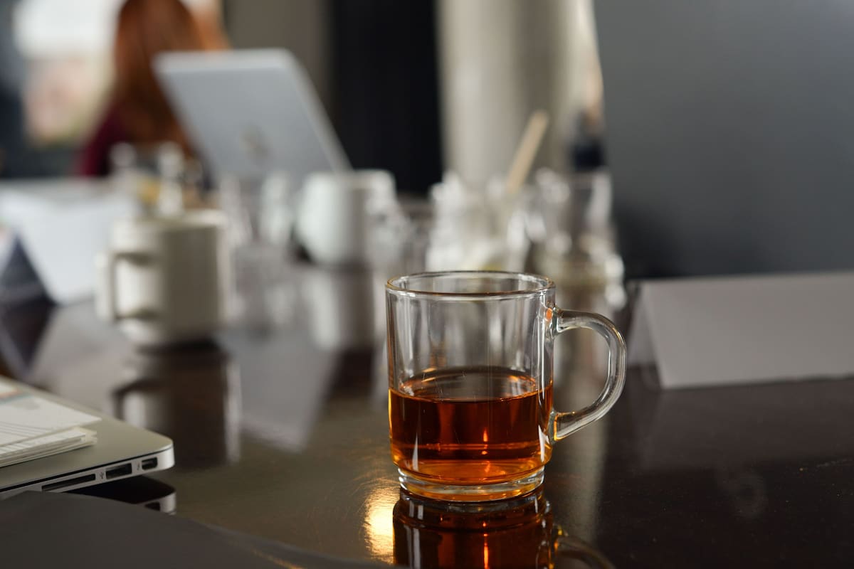 Muchas personas no pueden terminar su taza de té y esto tiene una explicación psicológica