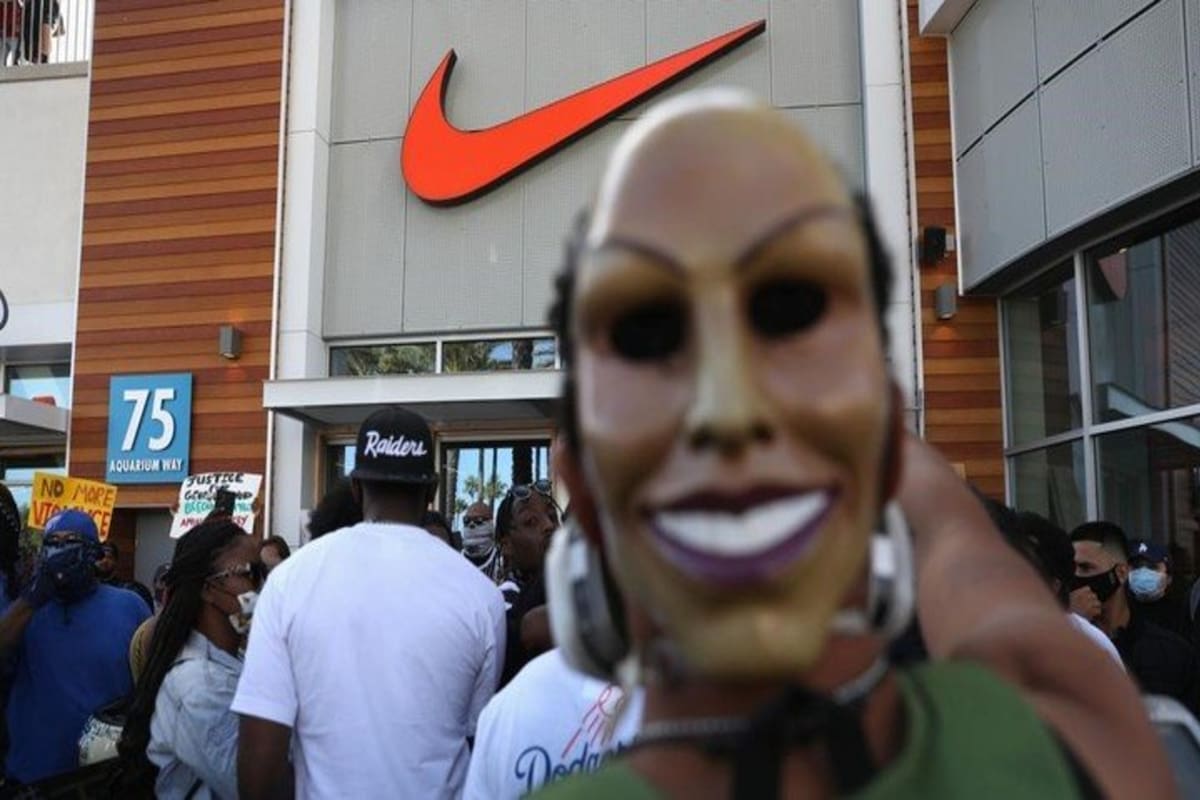 Muchas personas protestaron en una de las tiendas de Nike en Minneapolis
