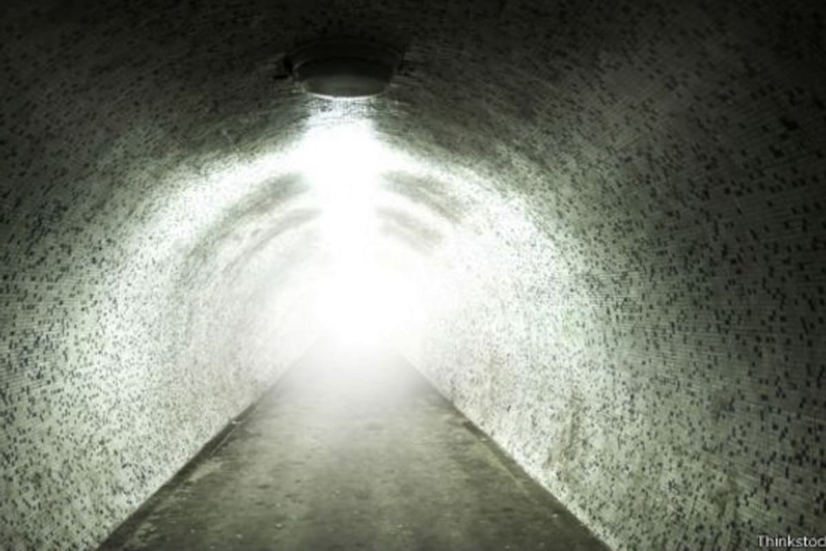 Muchas personas que han vivido experiencias cercanas a la muerte describen una escena en la que se ve una luz al final de un túnel