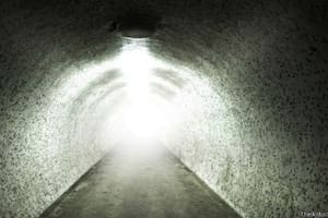 Muchas personas que han vivido experiencias cercanas a la muerte describen una escena en la que se ve una luz al final de un túnel