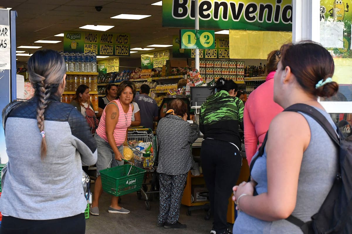 Muchas personas se acercaron a los supermercados