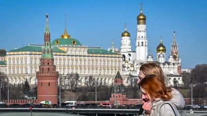 Muchas personas se mudan a Rusia por trabajo, pero algunos expertos predicen que este flujo migratorio puede ralentizarse