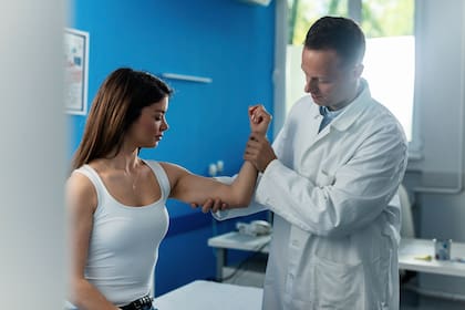 Muchas personas suelen fracturarse al hacer actividades diarias y no lo descubren hasta que sienten un fuerte dolor