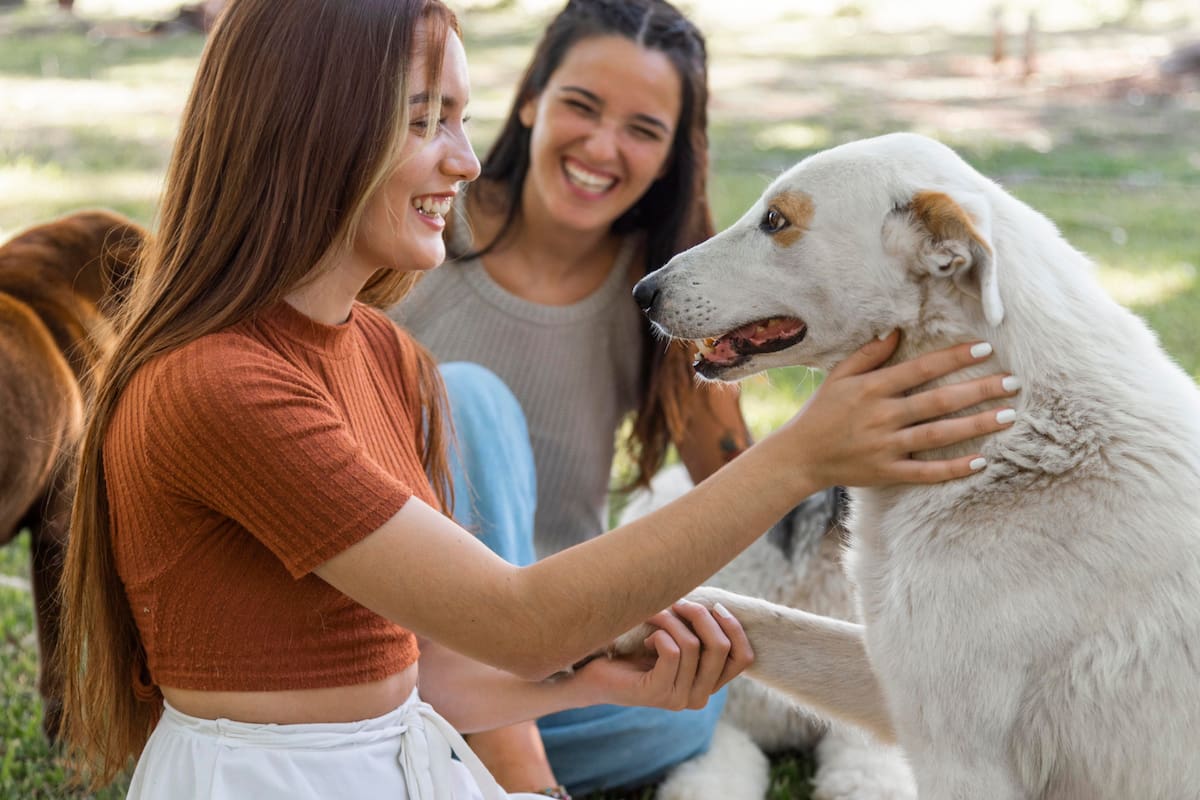 Muchas personas suelen tener este comportamiento cuando están en la calle (Foto de carácter ilustrativa: Freepik)