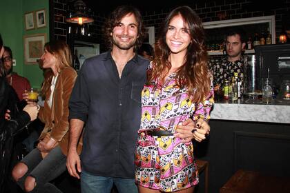 Muchas sonrisas entre Zaira y su flamante novio