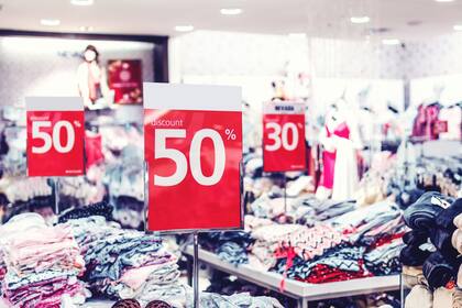 Muchas tiendas permanecerán abierta para atender a los clientes con las compras de última hora (Unsplash/@Artem Beliaikin)