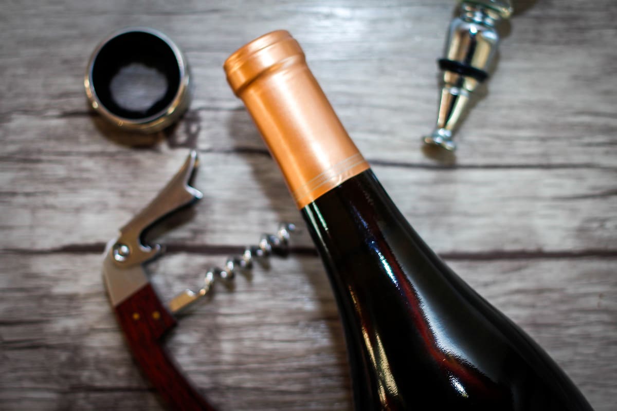 Muchas veces conviene llevar un buen vino al restaurante, pero hay que tener en cuenta algunos detalles antes
