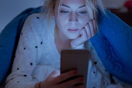 Muchas veces, debido a la luz azul de las pantallas, cuesta más dormirse rápido o durante toda la noche sin desvelarse